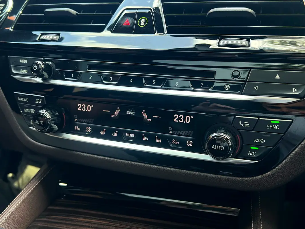 
								BMW M550i xDrive full									