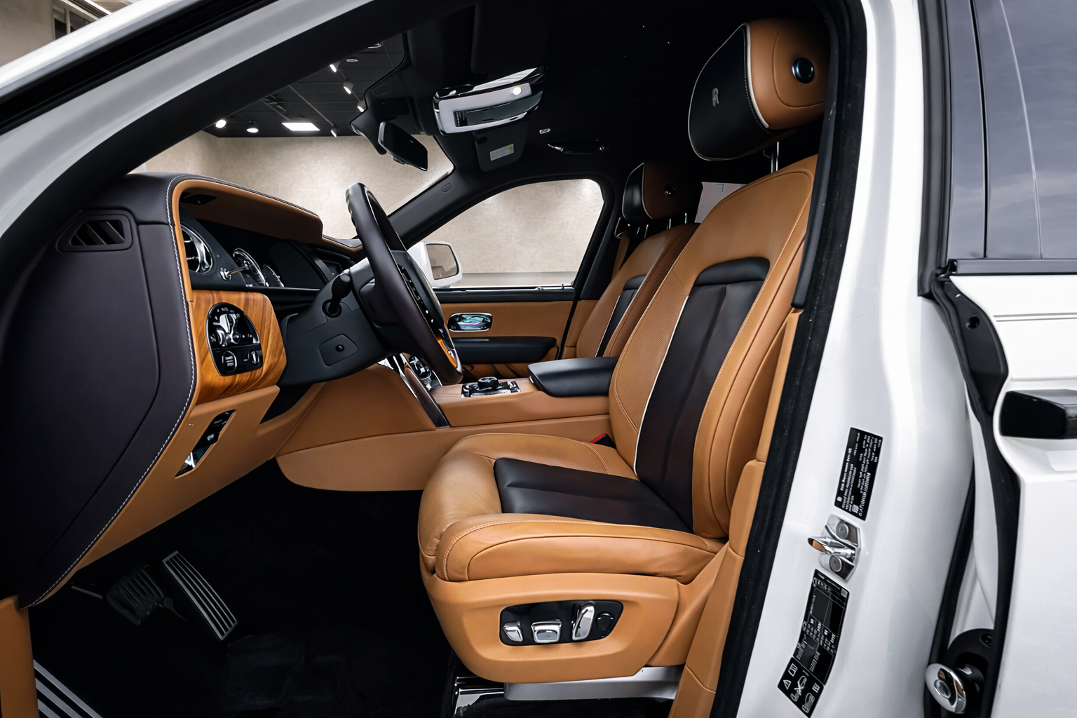
								Rolls-Royce Cullinan Black Badge full									