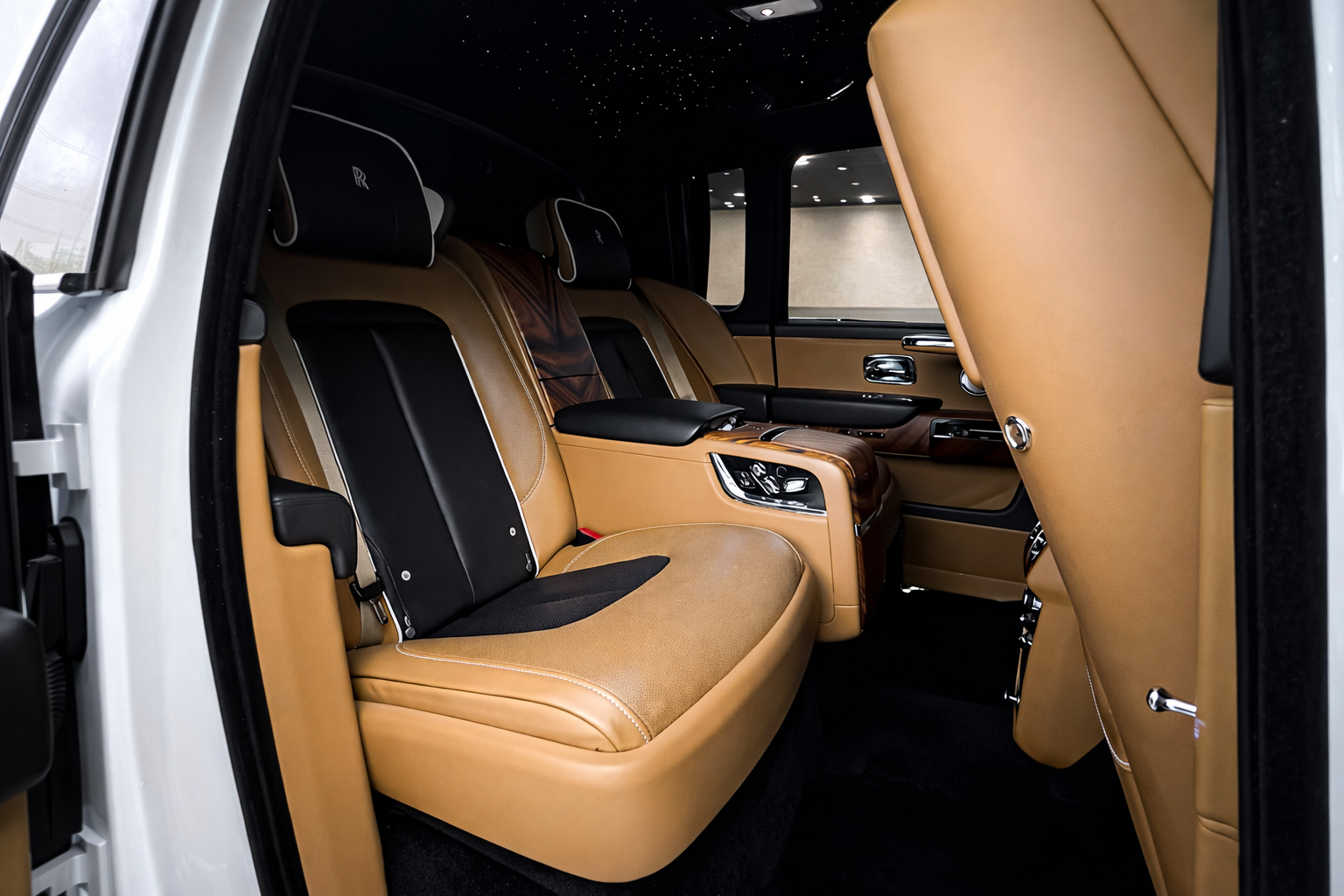 
								Rolls-Royce Cullinan Black Badge full									