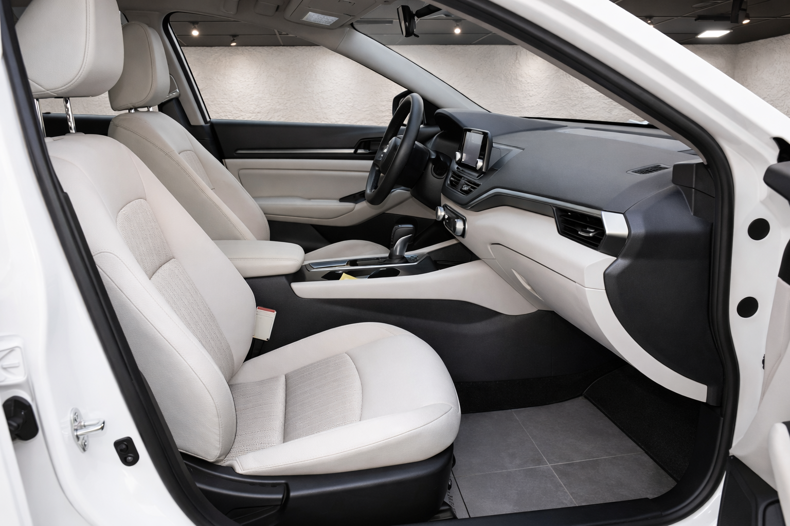 
								Nissan Altima S full									