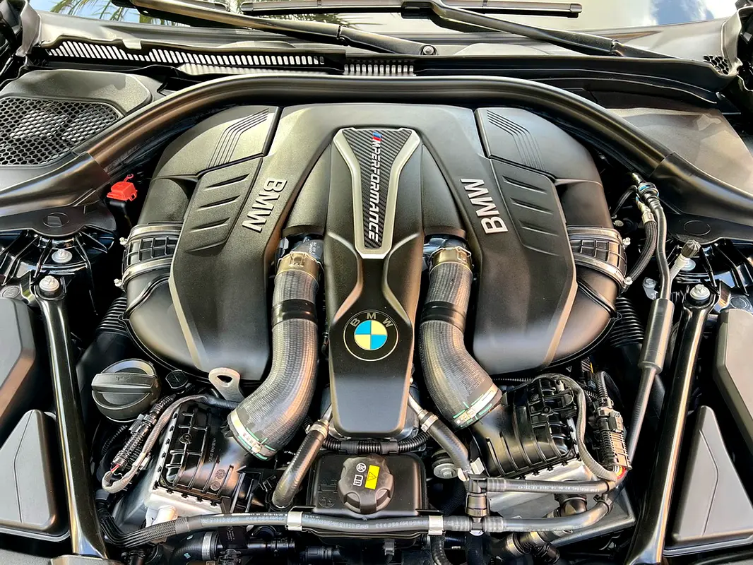 
								BMW M550i xDrive full									