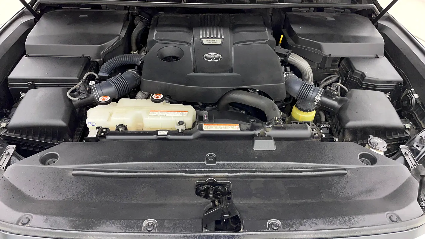 
								Toyota Land Cruiser VXR full									