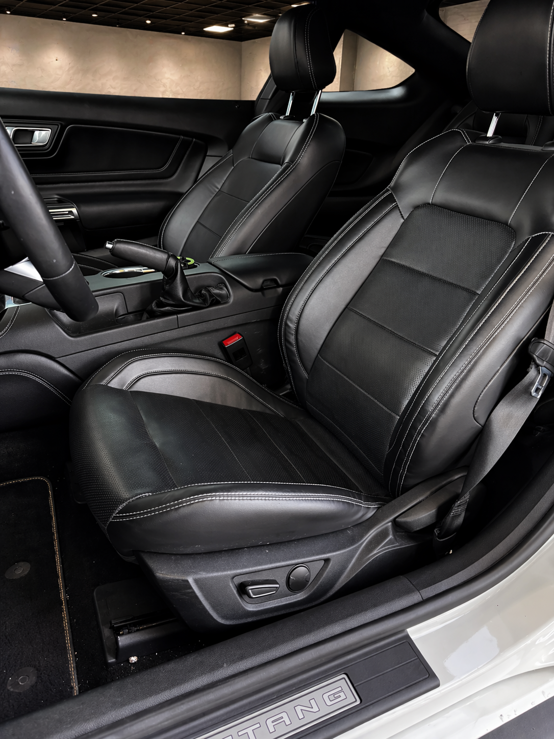 
								2021 Ford Mustang EcoBoost Premium full									